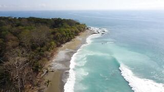 Playa Matapalo Costa Rica тихий пляж джунгли вокруг и сильная волна Тихого океана у берега