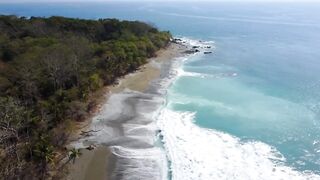 Playa Matapalo Costa Rica тихий пляж джунгли вокруг и сильная волна Тихого океана у берега
