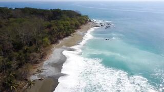 Playa Matapalo Costa Rica тихий пляж джунгли вокруг и сильная волна Тихого океана у берега