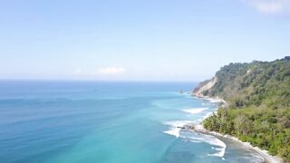 Playa Matapalo Costa Rica тихий пляж джунгли вокруг и сильная волна Тихого океана у берега