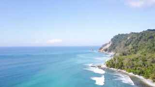 Playa Matapalo Costa Rica тихий пляж джунгли вокруг и сильная волна Тихого океана у берега