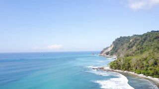 Playa Matapalo Costa Rica тихий пляж джунгли вокруг и сильная волна Тихого океана у берега