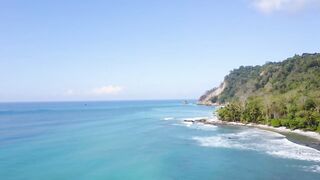 Playa Matapalo Costa Rica тихий пляж джунгли вокруг и сильная волна Тихого океана у берега