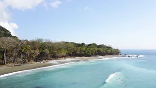 Playa Matapalo Costa Rica тихий пляж джунгли вокруг и сильная волна Тихого океана у берега