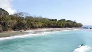 Playa Matapalo Costa Rica тихий пляж джунгли вокруг и сильная волна Тихого океана у берега