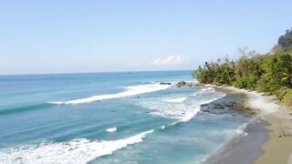 Playa Matapalo Costa Rica тихий пляж джунгли вокруг и сильная волна Тихого океана у берега
