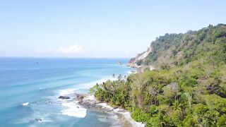 Playa Matapalo Costa Rica тихий пляж джунгли вокруг и сильная волна Тихого океана у берега