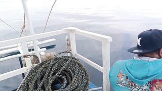 Морская рыбалка на Mactan Island Cebu ночная ловля у огней города и лодок Филиппин