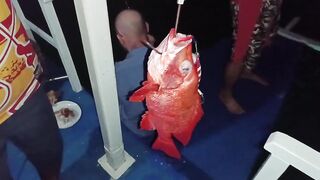 Морская рыбалка на Mactan Island Cebu ночная ловля у огней города и лодок Филиппин