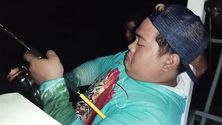 Морская рыбалка на Mactan Island Cebu ночная ловля у огней города и лодок Филиппин