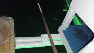 Морская рыбалка на Mactan Island Cebu ночная ловля у огней города и лодок Филиппин