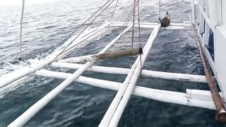 Морская рыбалка на Mactan Island Cebu ночная ловля у огней города и лодок Филиппин