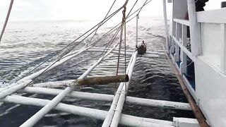 Морская рыбалка на Mactan Island Cebu ночная ловля у огней города и лодок Филиппин