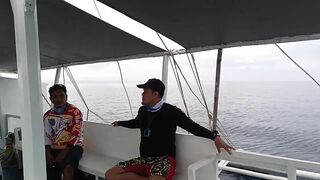 Морская рыбалка на Mactan Island Cebu ночная ловля у огней города и лодок Филиппин