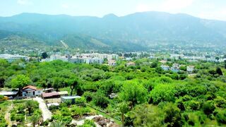 Алсанджак пригород Кирении Северный Кипр спокойная жизнь у моря и инфраструктура для переезда