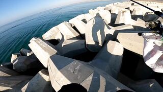 Морская рыбалка в Taqa Salalah Oman fishing у волнореза breakwater и первые трофеи в Аравийском море