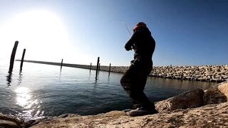 Морская рыбалка в Taqa Salalah Oman fishing у волнореза breakwater и первые трофеи в Аравийском море