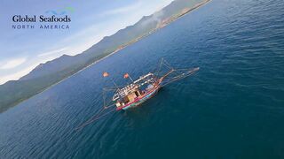 Морская рыбалка в Lang Co Вьетнам ночная ловля кальмара с огнями на традиционной лодке