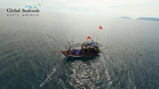 Морская рыбалка в Lang Co Вьетнам ночная ловля кальмара с огнями на традиционной лодке