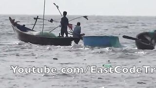 Лодка local fishermen, Mui Ne Phan Thiet Vietnam утро в порту и выход в море