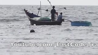 Лодка local fishermen, Mui Ne Phan Thiet Vietnam утро в порту и выход в море