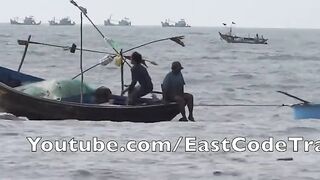 Лодка local fishermen, Mui Ne Phan Thiet Vietnam утро в порту и выход в море