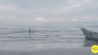 Net fishing Sri Lanka Galle Unawatuna сетями тянут рыбу на берег и делят улов