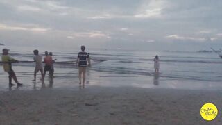 Net fishing Sri Lanka Galle Unawatuna сетями тянут рыбу на берег и делят улов