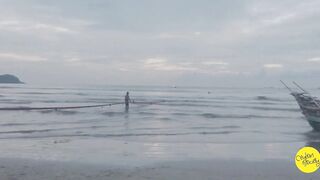 Net fishing Sri Lanka Galle Unawatuna сетями тянут рыбу на берег и делят улов