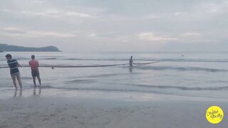 Net fishing Sri Lanka Galle Unawatuna сетями тянут рыбу на берег и делят улов