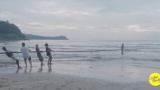 Net fishing Sri Lanka Galle Unawatuna сетями тянут рыбу на берег и делят улов