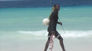 Занзибар отлив на пляже Nungwi еда у берега и свежая рыба прямо с лодок