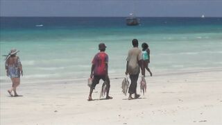 Занзибар отлив на пляже Nungwi еда у берега и свежая рыба прямо с лодок