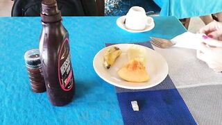 Занзибар отлив на пляже Nungwi еда у берега и свежая рыба прямо с лодок