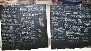 Занзибар отлив на пляже Nungwi еда у берега и свежая рыба прямо с лодок