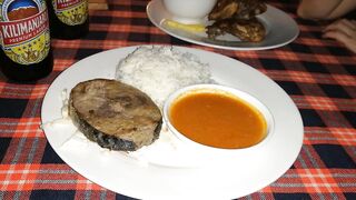 Занзибар отлив на пляже Nungwi еда у берега и свежая рыба прямо с лодок