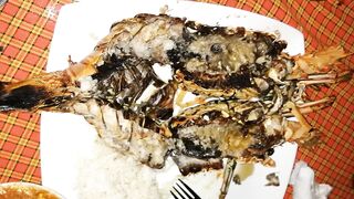 Занзибар отлив на пляже Nungwi еда у берега и свежая рыба прямо с лодок