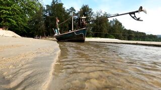Рыбацкие лодки в устье реки у Nai Yang Phuket утро на море и подготовка к выходу