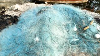 Рыбацкие лодки в устье реки у Nai Yang Phuket утро на море и подготовка к выходу