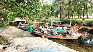 Рыбацкие лодки в устье реки у Nai Yang Phuket утро на море и подготовка к выходу