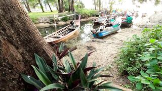 Рыбацкие лодки в устье реки у Nai Yang Phuket утро на море и подготовка к выходу