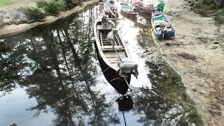 Рыбацкие лодки в устье реки у Nai Yang Phuket утро на море и подготовка к выходу