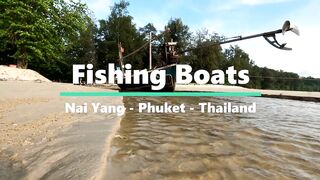 Рыбацкие лодки в устье реки у Nai Yang Phuket утро на море и подготовка к выходу