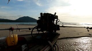 Рыбацкие лодки в устье реки у Nai Yang Phuket утро на море и подготовка к выходу