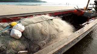 Рыбацкие лодки в устье реки у Nai Yang Phuket утро на море и подготовка к выходу