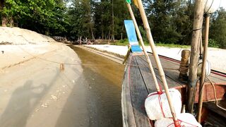 Рыбацкие лодки в устье реки у Nai Yang Phuket утро на море и подготовка к выходу