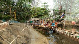 Рыбацкие лодки в устье реки у Nai Yang Phuket утро на море и подготовка к выходу