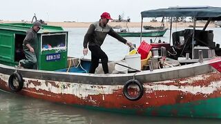 Небольшая рыбацкая деревня на Hainan Island рынок Dongshuigang и свежая рыба с утра