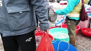 Небольшая рыбацкая деревня на Hainan Island рынок Dongshuigang и свежая рыба с утра