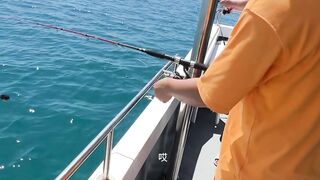 Каково это морская рыбалка в Sanya первые выезды на лодке в Южно Китайском море и живые эмоции рыбака